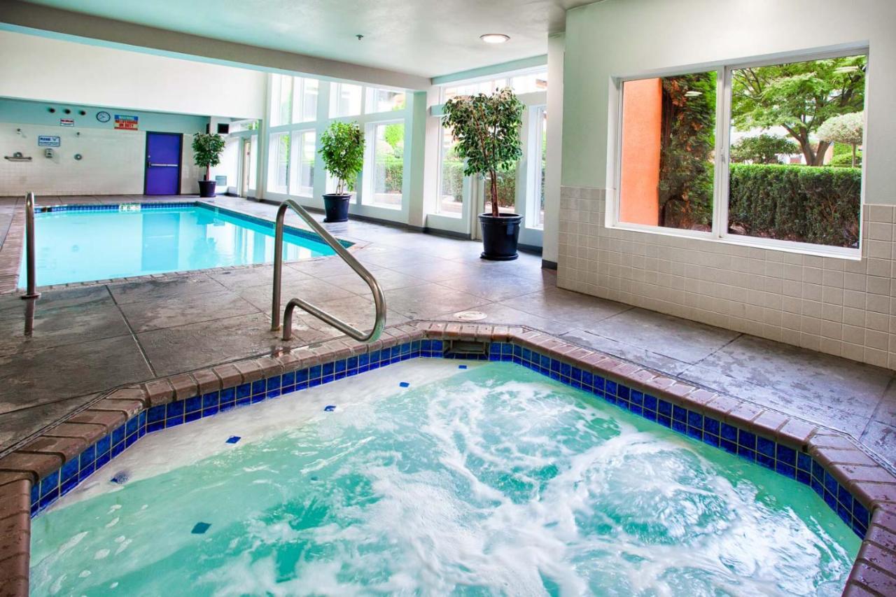 City Water View Oasis With Pool & Gym Near Cruise In Heart Of سياتل المظهر الخارجي الصورة